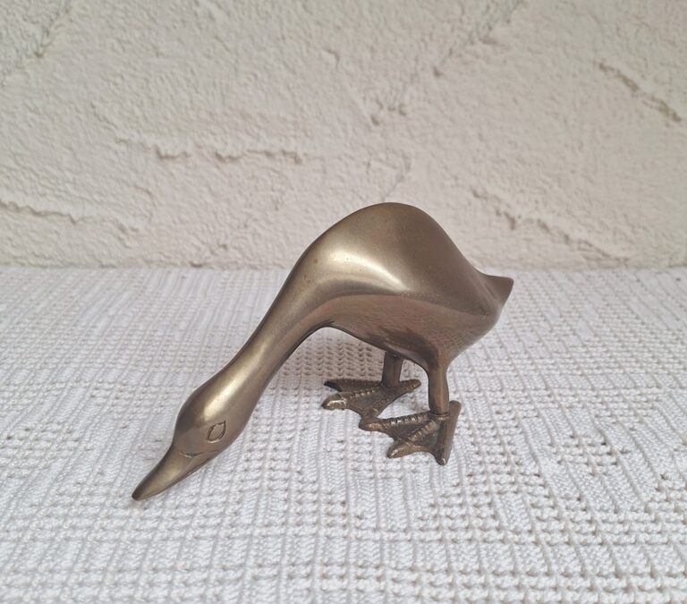 20260506_153144 Vintage Mosiężna Figurka Kaczki – Styl Mid-Century Modern