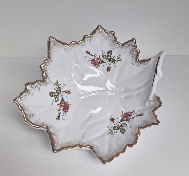 Stara Porcelanowa Patera Ozdobna „Liść Klonu” – Chodzież