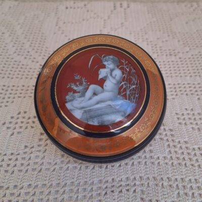 Antyczne puzderko porcelanowe – Scena mitologiczna Amorek