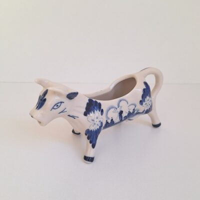 Ceramiczny Mlecznik w Kształcie Krówki – Styl Delft (Delft Blue)