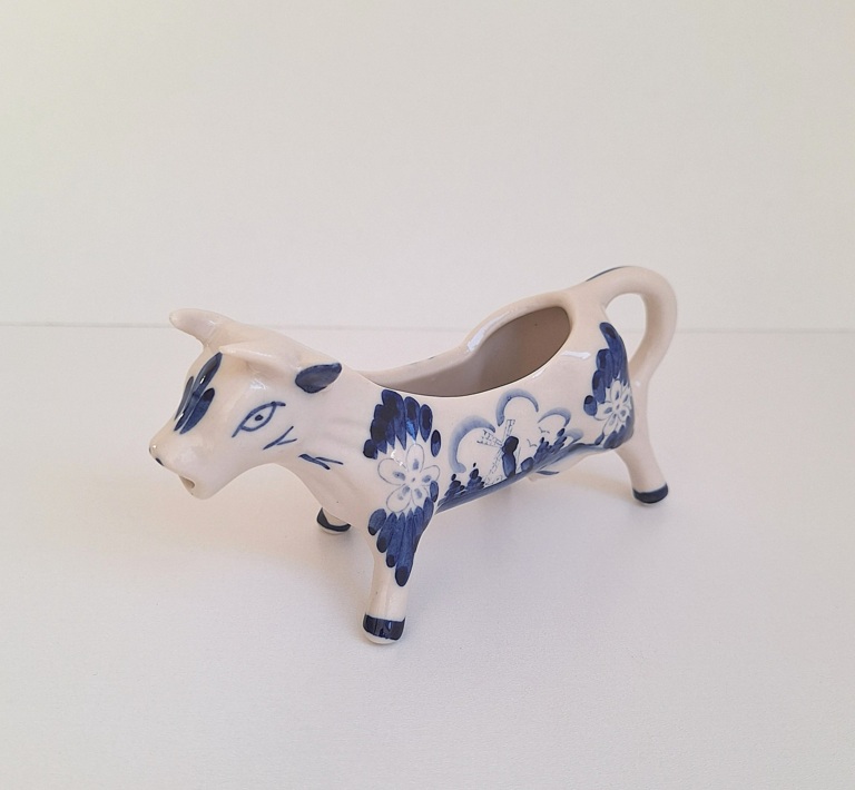 Ceramiczny Mlecznik w Kształcie Krówki – Styl Delft (Delft Blue)