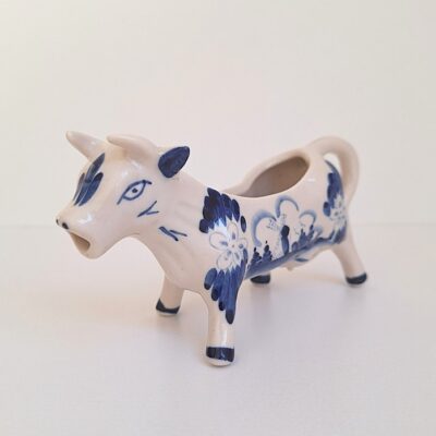 Ceramiczny Mlecznik w Kształcie Krówki – Styl Delft (Delft Blue)