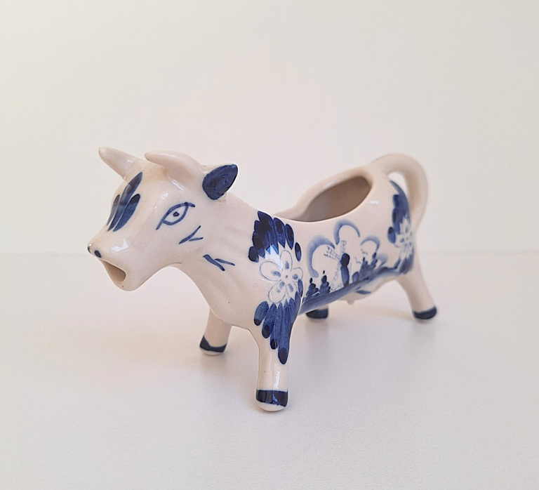 Ceramiczny Mlecznik w Kształcie Krówki – Styl Delft (Delft Blue)