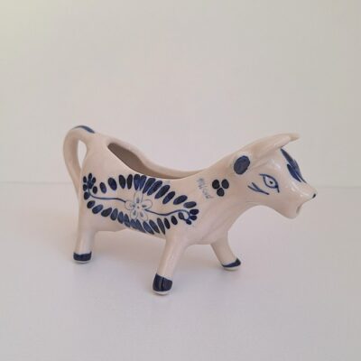 Ceramiczny Mlecznik w Kształcie Krówki – Styl Delft (Delft Blue)