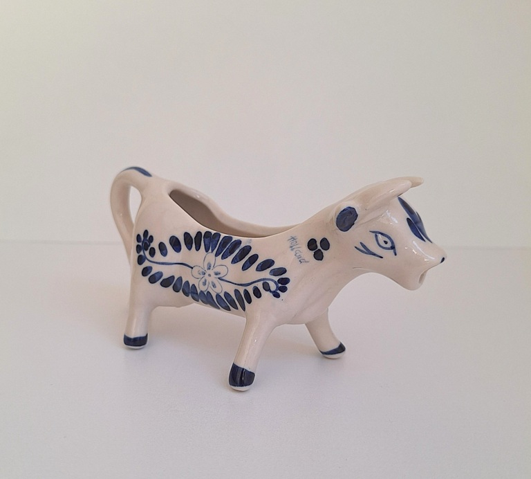Ceramiczny Mlecznik w Kształcie Krówki – Styl Delft (Delft Blue)