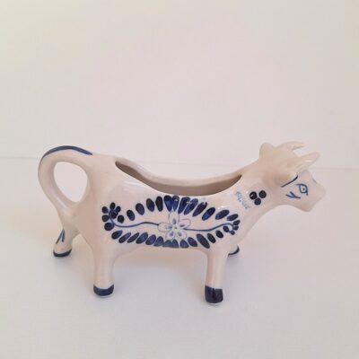 Ceramiczny Mlecznik w Kształcie Krówki – Styl Delft (Delft Blue)
