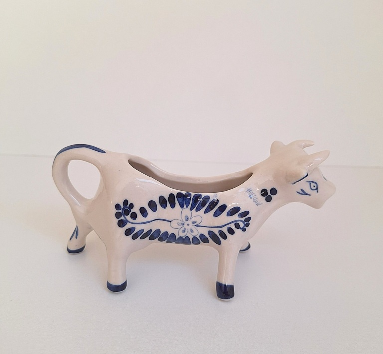 Ceramiczny Mlecznik w Kształcie Krówki – Styl Delft (Delft Blue)