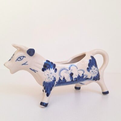 Ceramiczny Mlecznik w Kształcie Krówki – Styl Delft (Delft Blue)
