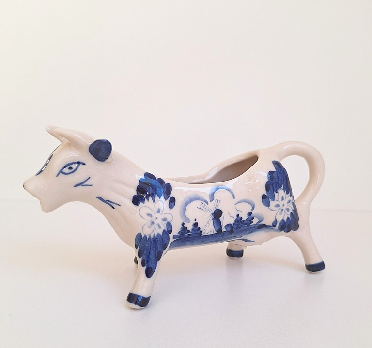 Ceramiczny Mlecznik w Kształcie Krówki – Styl Delft (Delft Blue)