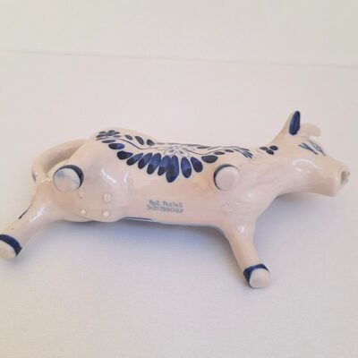 Ceramiczny Mlecznik w Kształcie Krówki – Styl Delft (Delft Blue)
