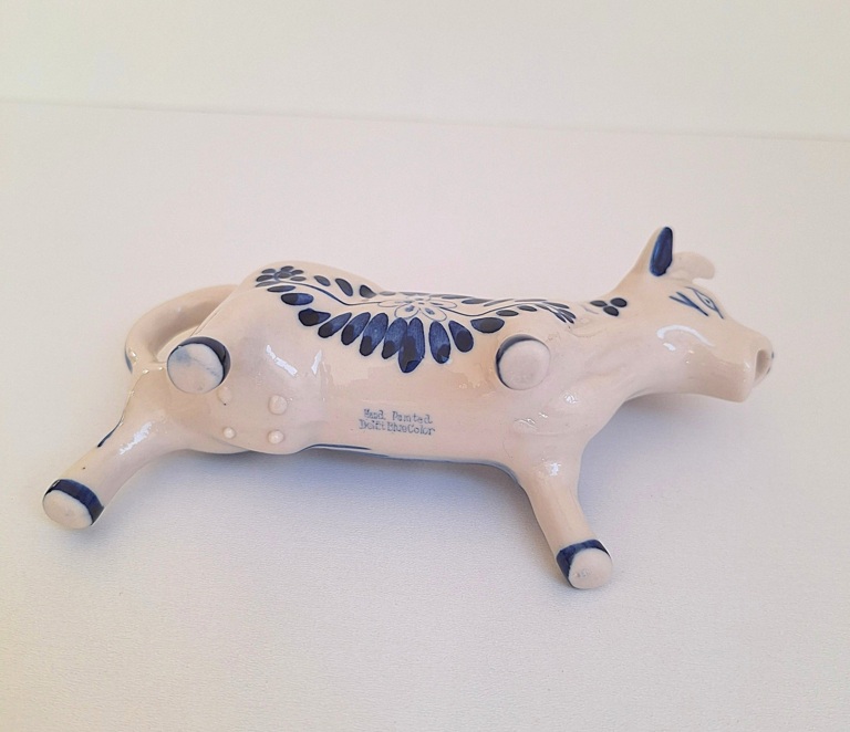Ceramiczny Mlecznik w Kształcie Krówki – Styl Delft (Delft Blue)
