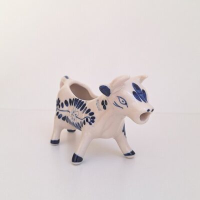 Ceramiczny Mlecznik w Kształcie Krówki – Styl Delft (Delft Blue)