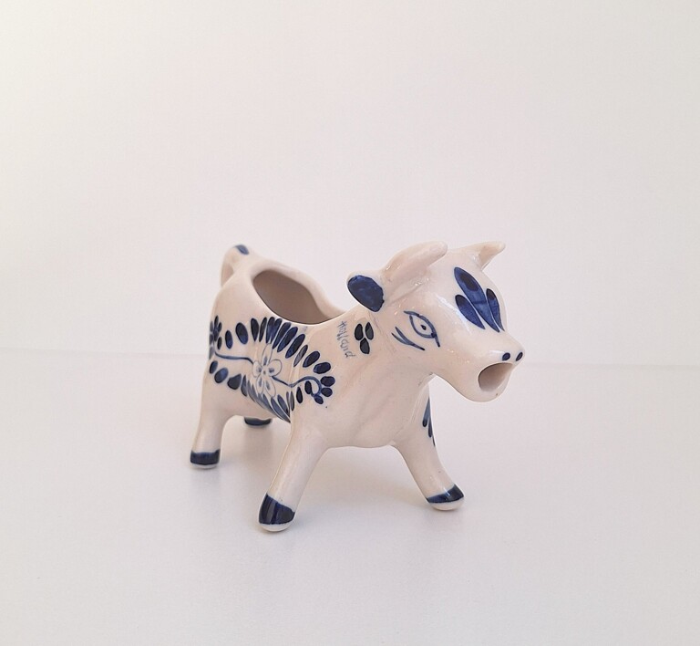 Ceramiczny Mlecznik w Kształcie Krówki – Styl Delft (Delft Blue)