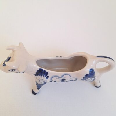 Ceramiczny Mlecznik w Kształcie Krówki – Styl Delft (Delft Blue)
