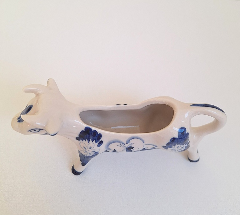 Ceramiczny Mlecznik w Kształcie Krówki – Styl Delft (Delft Blue)