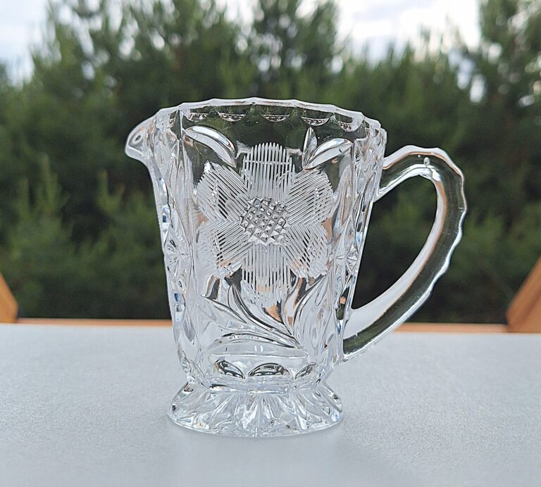 Kryształowy mlecznik vintage – motyw kwiatowy, PRL