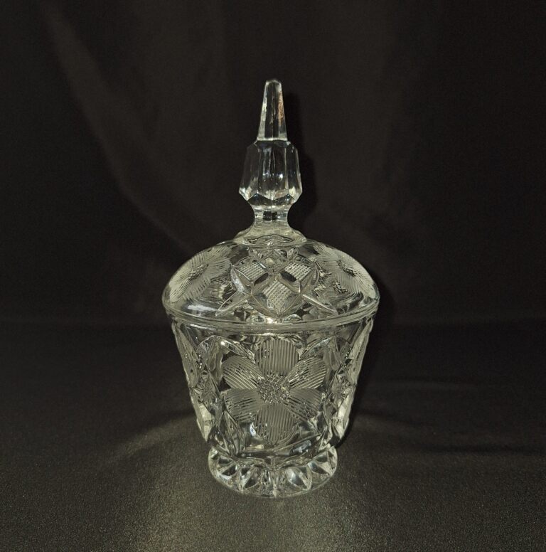 Kryształowa Cukiernica z Pokrywką – Vintage Elegancja PRL