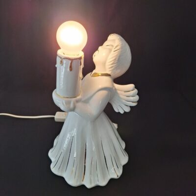 20260709_122604 Porcelanowa Lampka Nocna Aniołek ze Świecą – Vintage