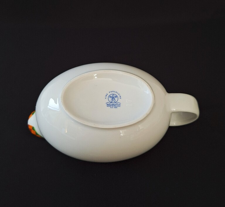 20260709_180941 Porcelanowa sosjerka Wałbrzych - retro z geometrycznym wzorem