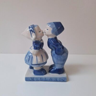 20260716_191434 Holenderska Figurka Vintage „Całująca się Para” – Styl Delft Blue