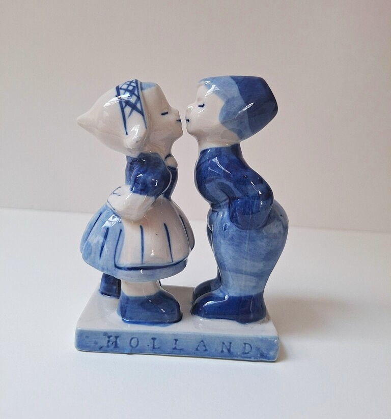 20260716_191513 Holenderska Figurka Vintage „Całująca się Para” – Styl Delft Blue