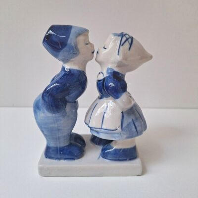 20260716_191544 Holenderska Figurka Vintage „Całująca się Para” – Styl Delft Blue
