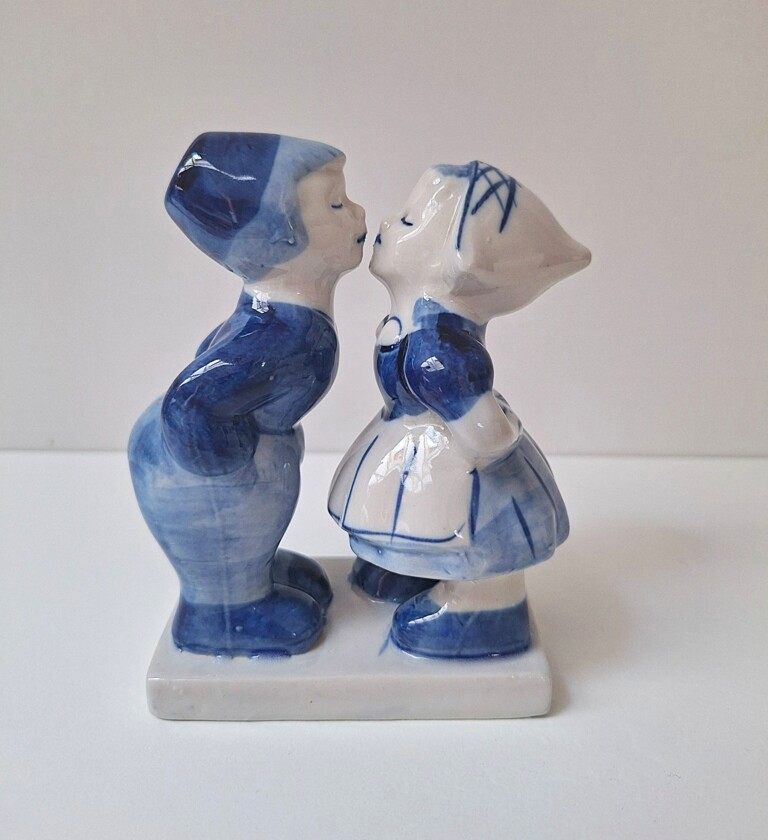 20260716_191544 Holenderska Figurka Vintage „Całująca się Para” – Styl Delft Blue