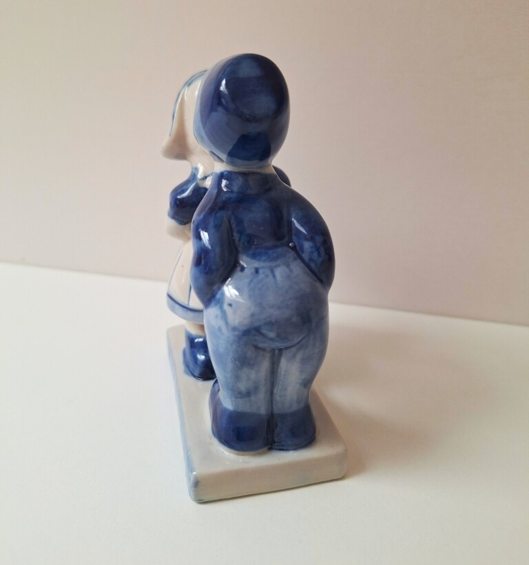 20260717_171840 Holenderska Figurka Vintage „Całująca się Para” – Styl Delft Blue