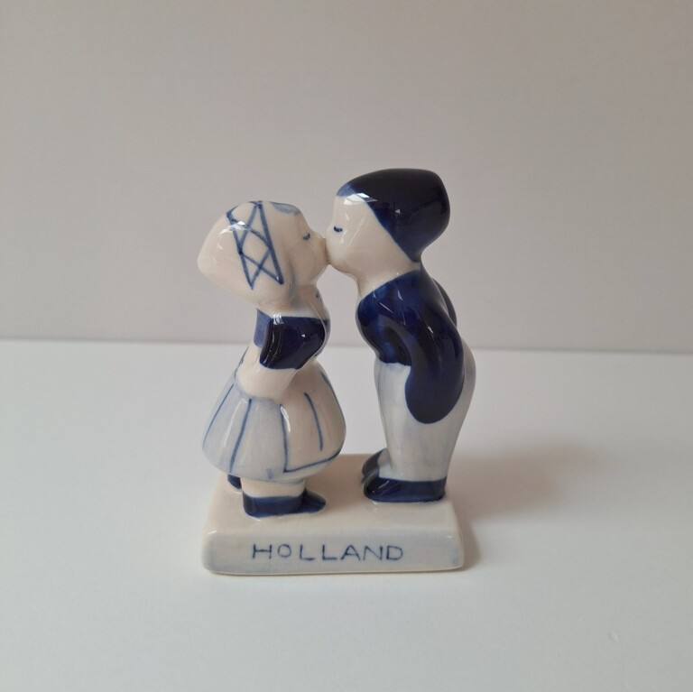 20260717_182536 Holenderska Figurka Vintage „Całująca się Para” – Styl Delft Blue