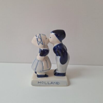 20260717_182554 Holenderska Figurka Vintage „Całująca się Para” – Styl Delft Blue