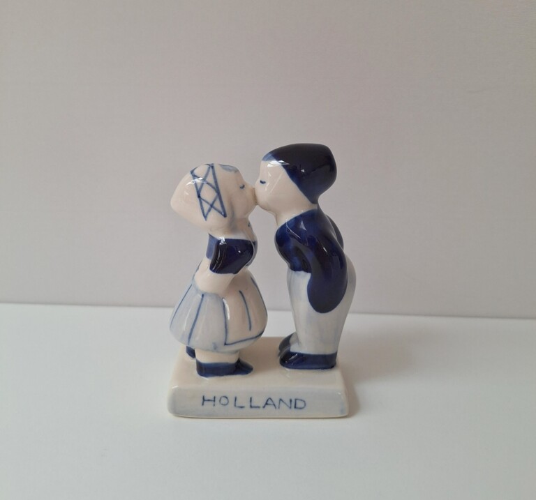 20260717_182554 Holenderska Figurka Vintage „Całująca się Para” – Styl Delft Blue