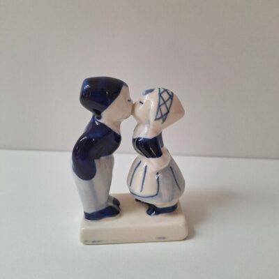 20260717_182631 Holenderska Figurka Vintage „Całująca się Para” – Styl Delft Blue