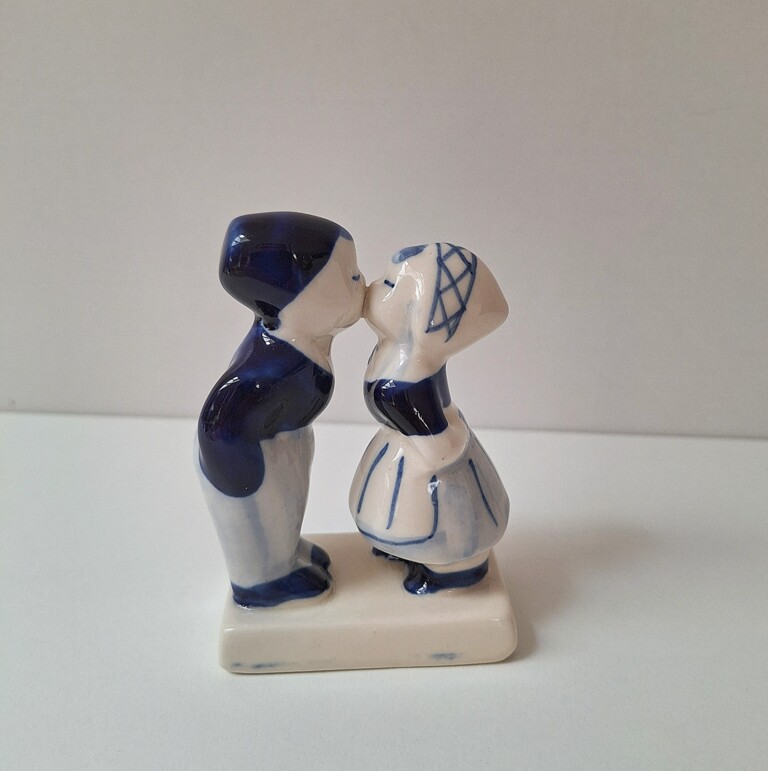20260717_182631 Holenderska Figurka Vintage „Całująca się Para” – Styl Delft Blue