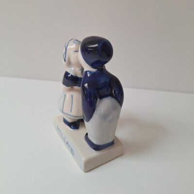 20260717_182652 Holenderska Figurka Vintage „Całująca się Para” – Styl Delft Blue