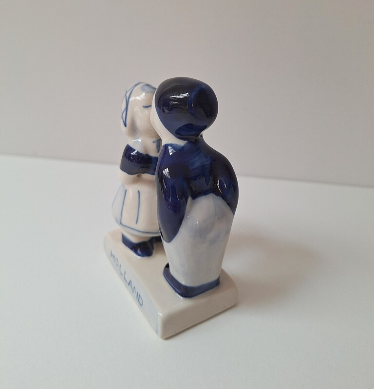 20260717_182652 Holenderska Figurka Vintage „Całująca się Para” – Styl Delft Blue