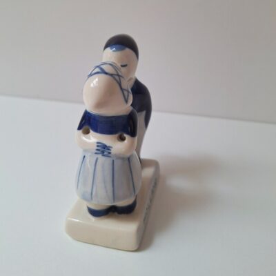 20260717_182708 Holenderska Figurka Vintage „Całująca się Para” – Styl Delft Blue