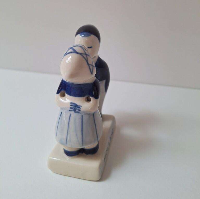 20260717_182708 Holenderska Figurka Vintage „Całująca się Para” – Styl Delft Blue