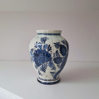 Ceramiczny Wazon Delft Blue – Klasyczny Motyw Kwiatowy