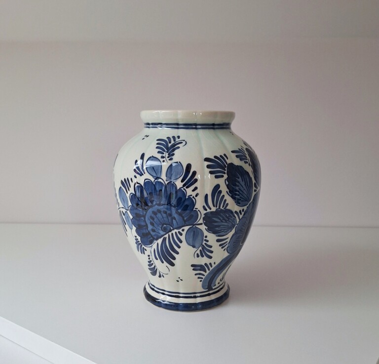Ceramiczny Wazon Delft Blue – Klasyczny Motyw Kwiatowy