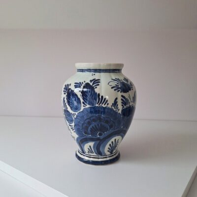 Ceramiczny Wazon Delft Blue – Klasyczny Motyw Kwiatowy