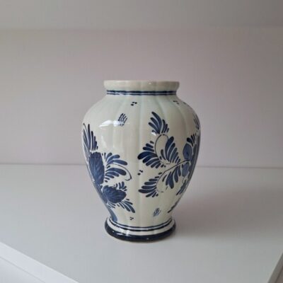 Ceramiczny Wazon Delft Blue – Klasyczny Motyw Kwiatowy