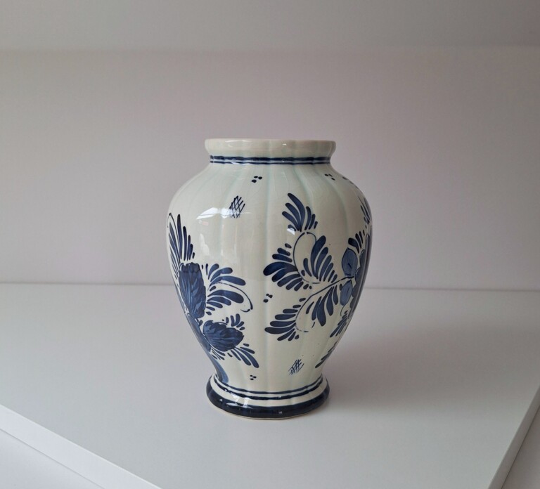Ceramiczny Wazon Delft Blue – Klasyczny Motyw Kwiatowy