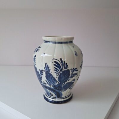 Ceramiczny Wazon Delft Blue – Klasyczny Motyw Kwiatowy