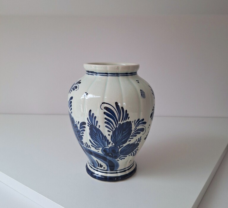 Ceramiczny Wazon Delft Blue – Klasyczny Motyw Kwiatowy