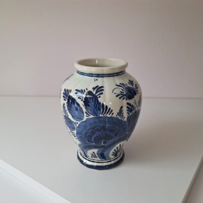 Ceramiczny Wazon Delft Blue – Klasyczny Motyw Kwiatowy