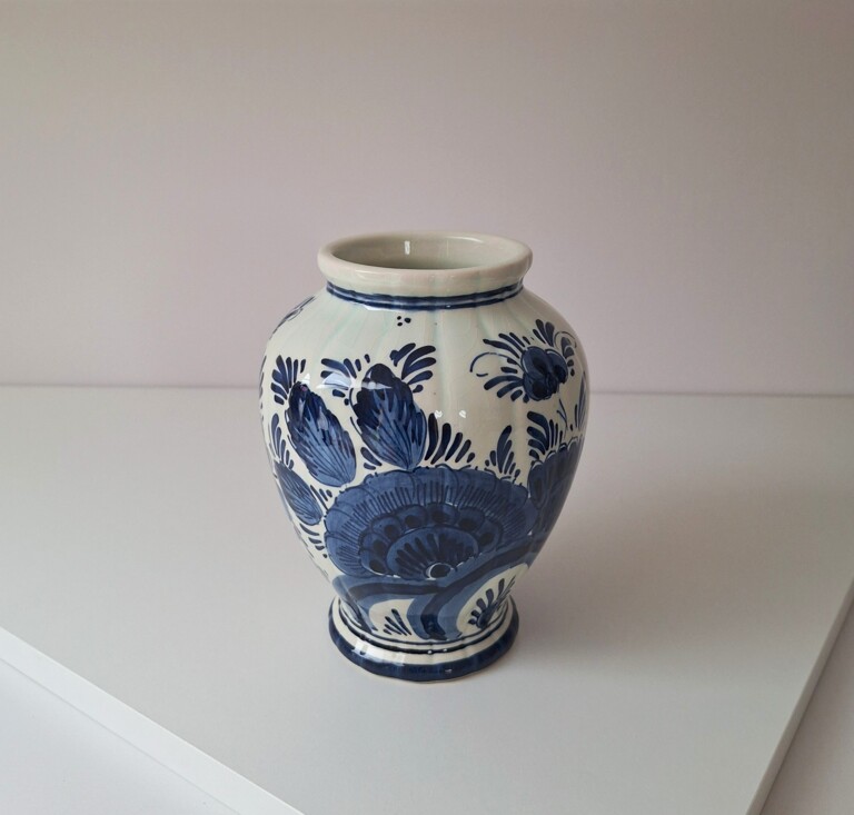 Ceramiczny Wazon Delft Blue – Klasyczny Motyw Kwiatowy