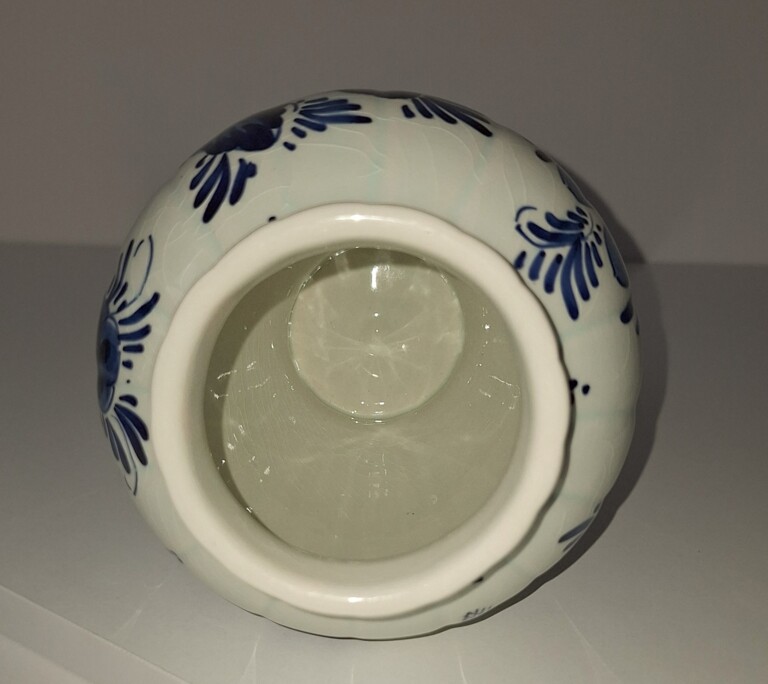 Ceramiczny Wazon Delft Blue – Klasyczny Motyw Kwiatowy