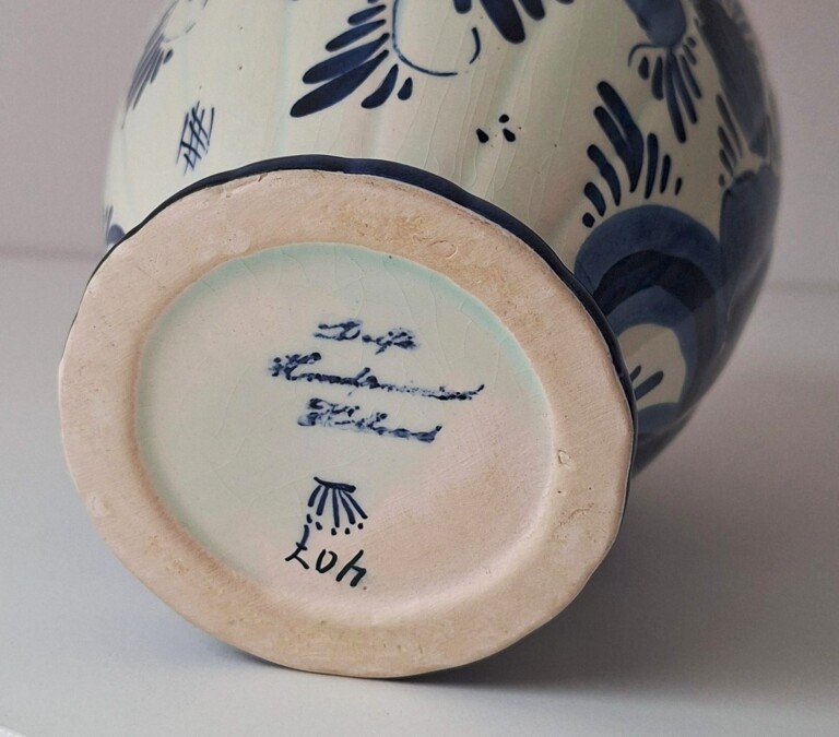 Ceramiczny Wazon Delft Blue – Klasyczny Motyw Kwiatowy