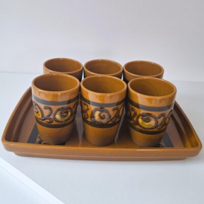 Zestaw Ceramiczny Vintage - 6 Kubków na Tacy Retro Kamionka