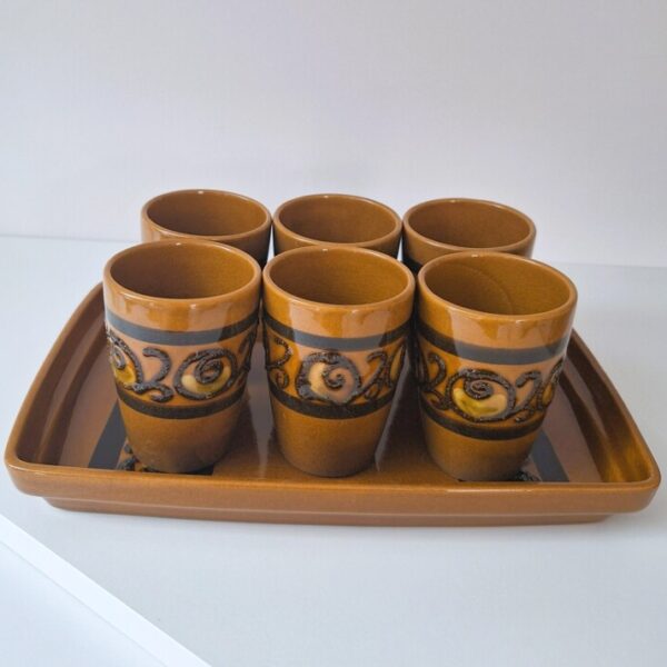 Zestaw Ceramiczny Vintage - 6 Kubków na Tacy Retro Kamionka